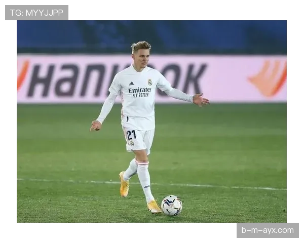 厄德高 vs 克罗斯:传控风格与组织核心差异解析 厄德高 vs 克罗斯:传控风格与组织核心差异解析