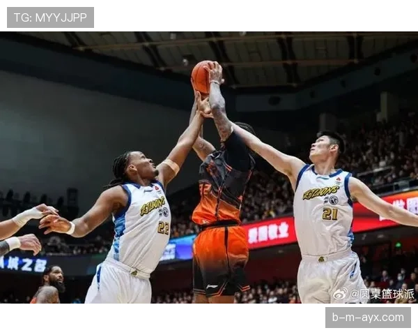 胡金秋上场冷到像机关枪，下了场衣橱像精品店，这反差我服了